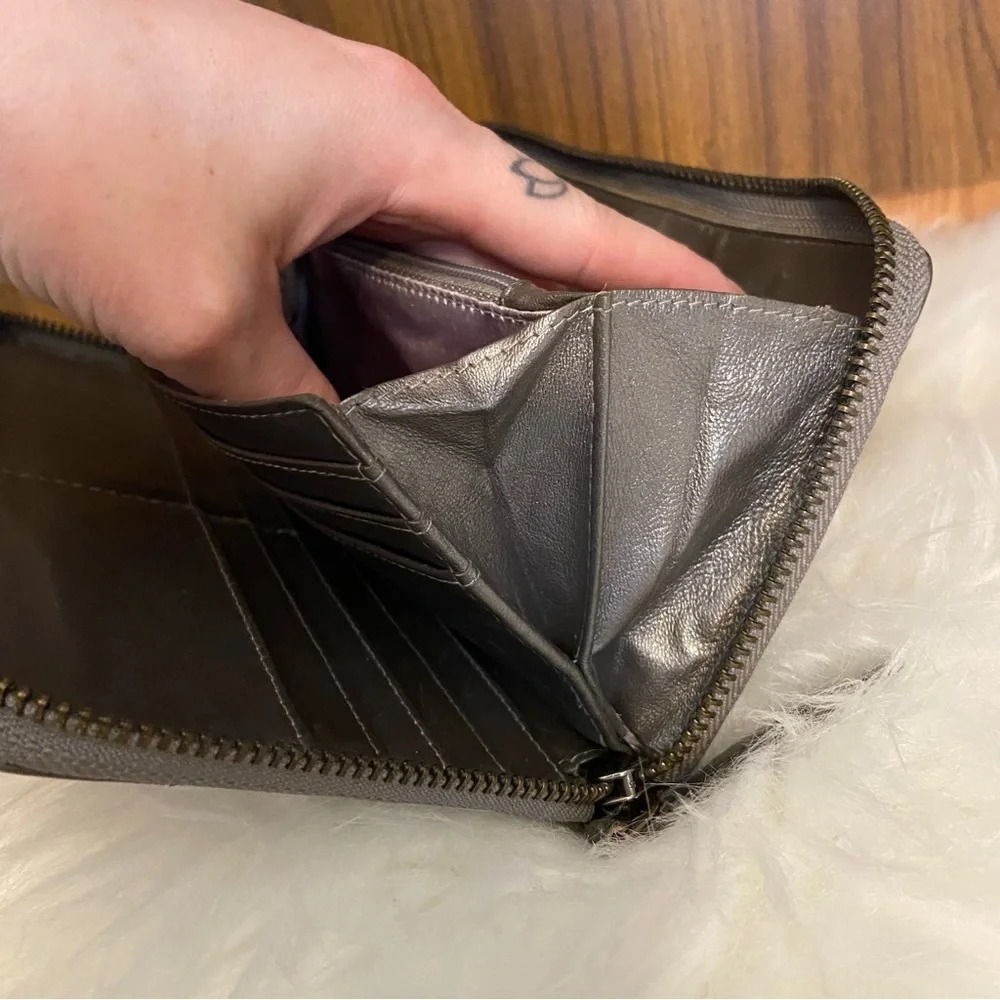 🛍️3/$30 Kenneth Cole  women’s metallic‎ wristlet wallet - Picture 9 of 13